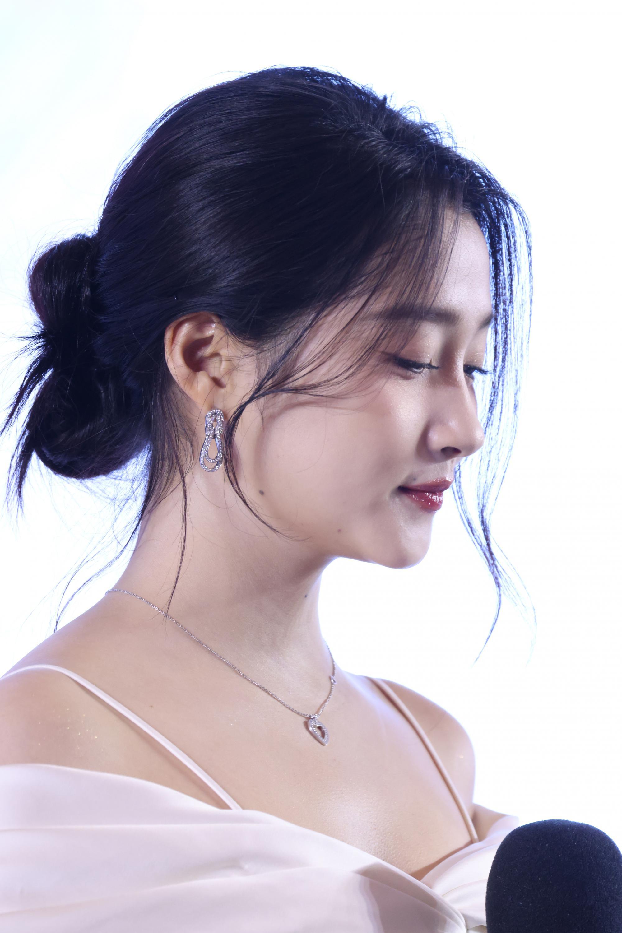 关晓彤右侧边半脸漏香肩现场生图照[8]